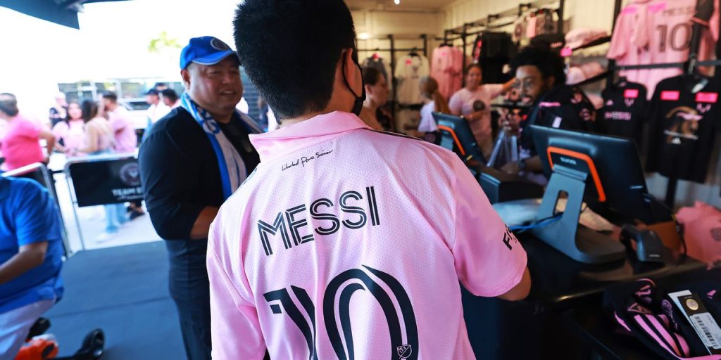 Consumer spending climbs again as Americans show confidence in the economy