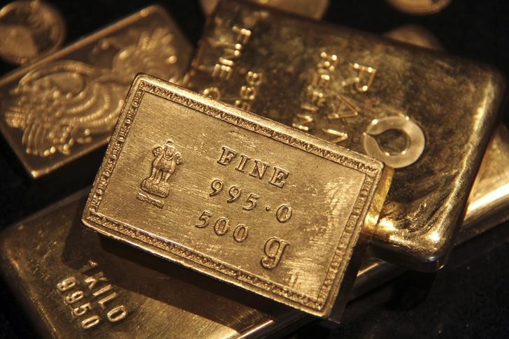 Gold retreats from 2-week high as dollar snaps 3-day loss