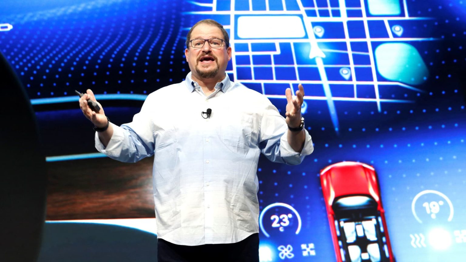 Qualcomm sales and forecast come up light as smartphone chip sales fall 25%