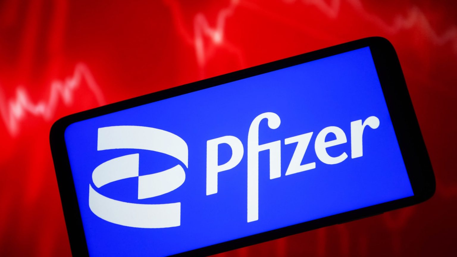 Pfizer beats on earnings, but revenue misses as Covid product sales plummet
