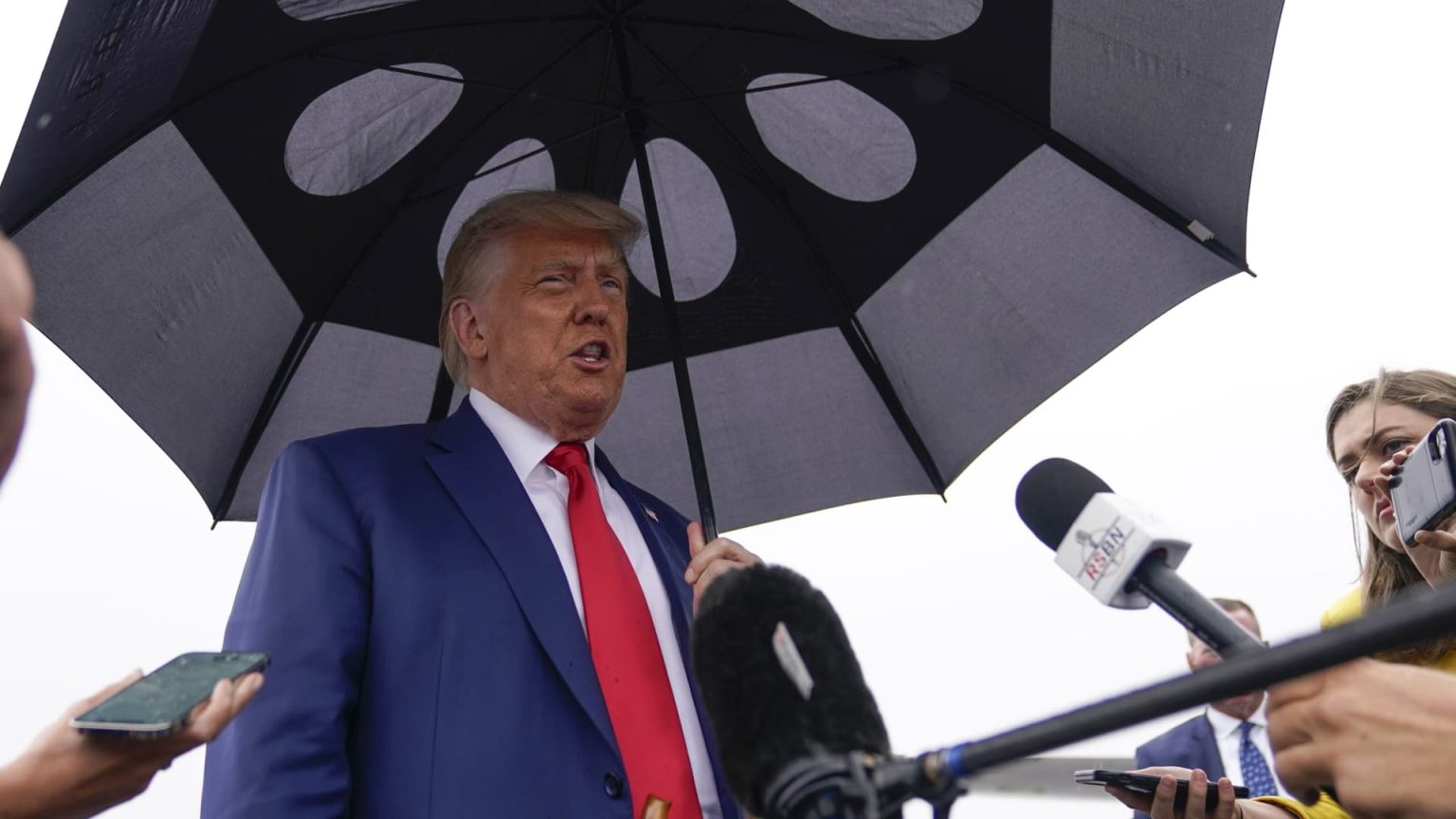 Trump indictment live updates: Ex-president released on bond