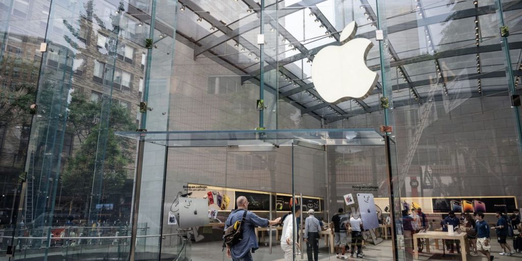 Apple Sales Fell 1% in the Latest Quarter. The Stock Edges Lower.