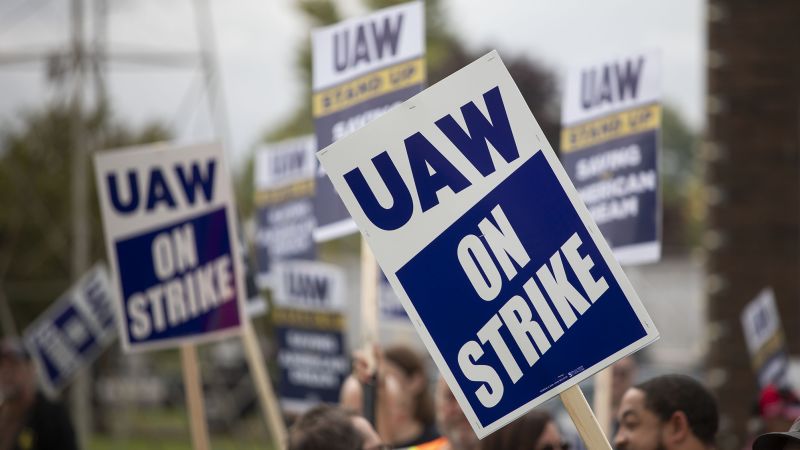 CNN Poll: Americans overwhelmingly side with autoworkers in ongoing union strike