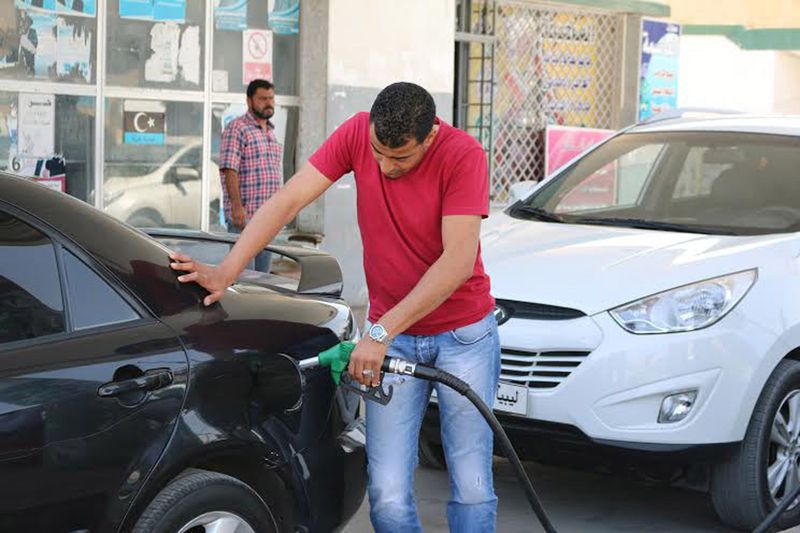 US gasoline prices could fall to $3 a gallon on oil selloff, rising stocks