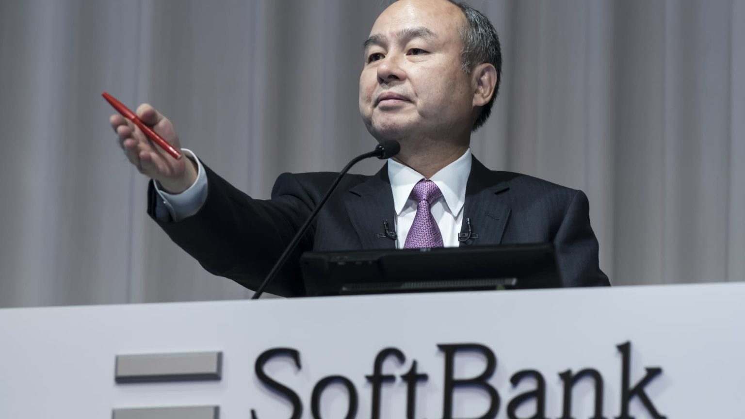 SoftBank’s Vision Fund ekes out gain but company posts $6.2 billion quarterly loss