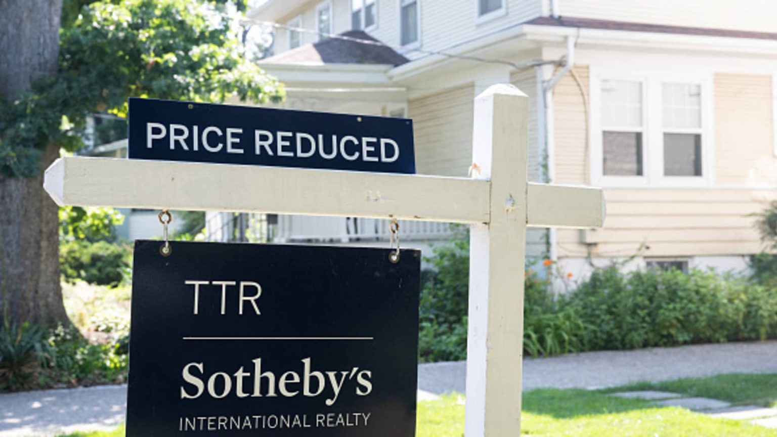 Adjustable-rate mortgage demand jumps nearly 10% as buyers struggle to afford housing market