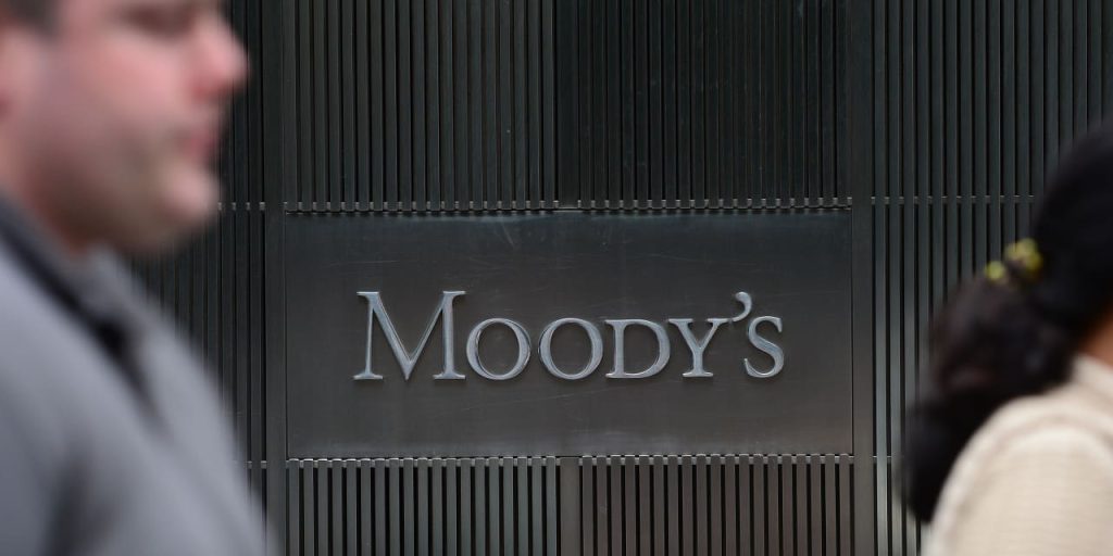 Moody’s Cuts Outlook on U.S. Credit Rating