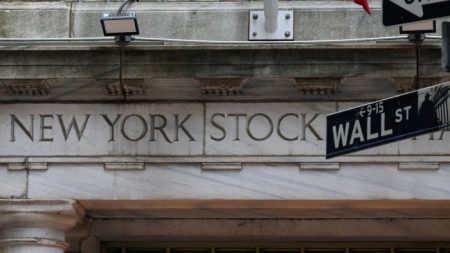 US stocks slide as tech jitters return