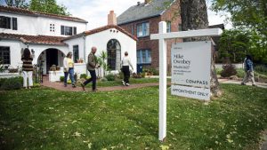 Mortgage rates slip, sticking near 2025 lows